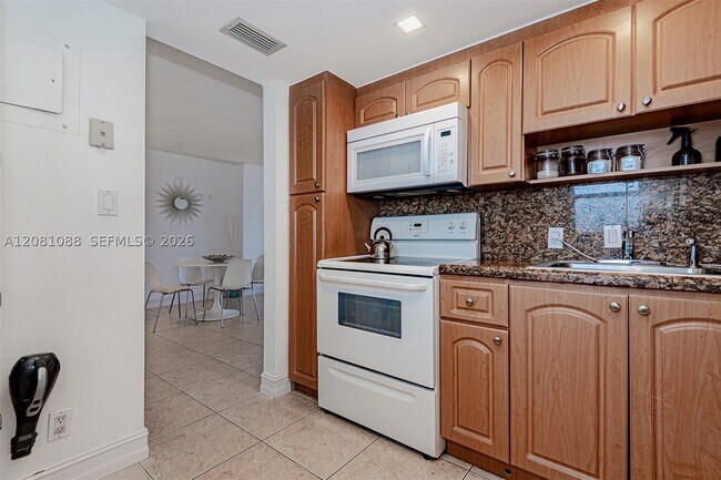 Building Photo - 3475 N Country Club Dr