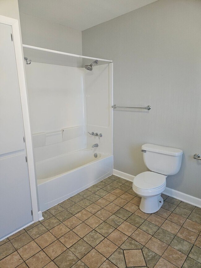 Building Photo - 1-603 1/2 N Superior Ave