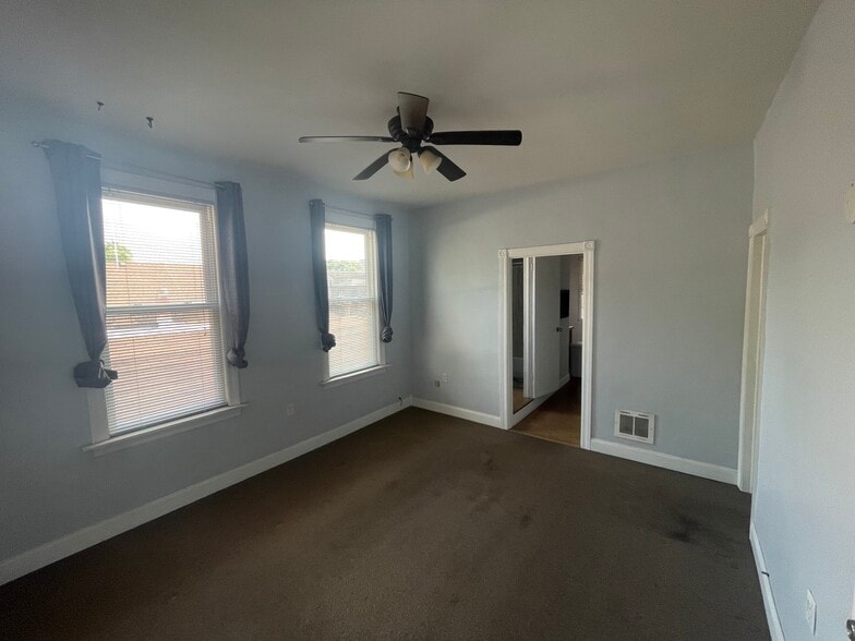 Living Room - 3338 S May St