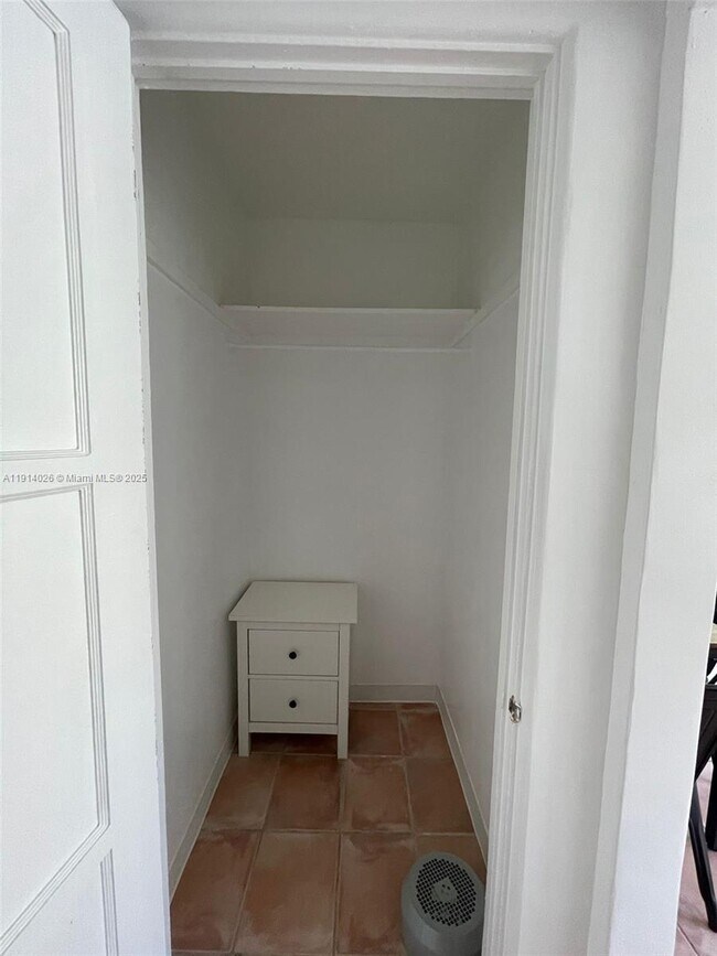 Building Photo - 1018 W 47th St