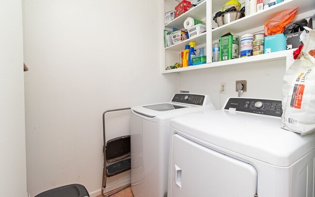 Building Photo - Stunning Saltillo Tiled Single Story Condo in Oceanside!