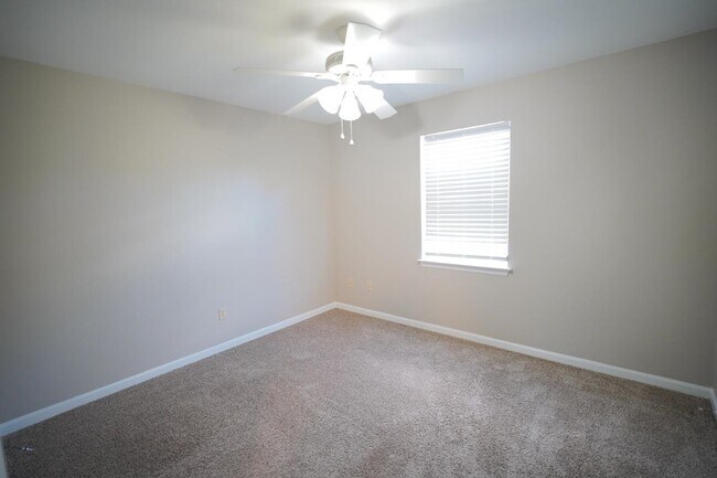 Building Photo - 2414 Manzanita Ct