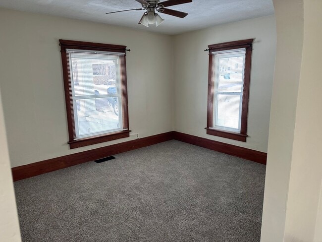 Building Photo - 3 bedrooms & 1 bath Colonial home