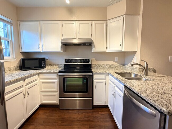 Building Photo - Updated Townhome in Centennial