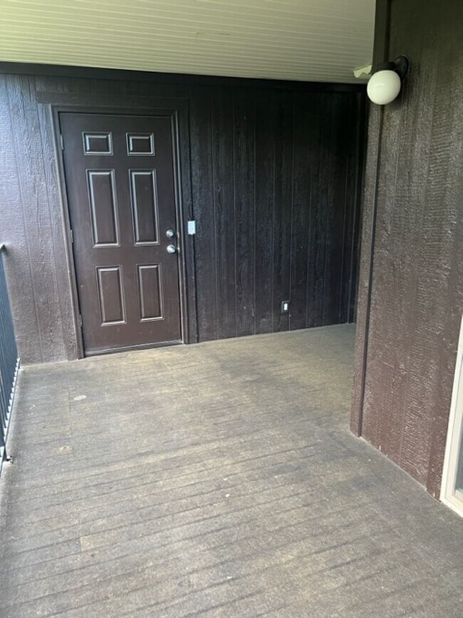 Building Photo - Beautiful condo with carport.