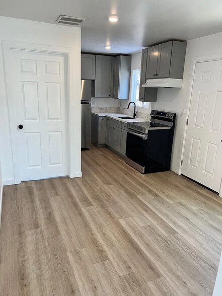 Building Photo - 2819 3rd Ave