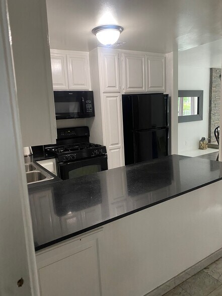 Fully equipped kitchen - 227 Bay St