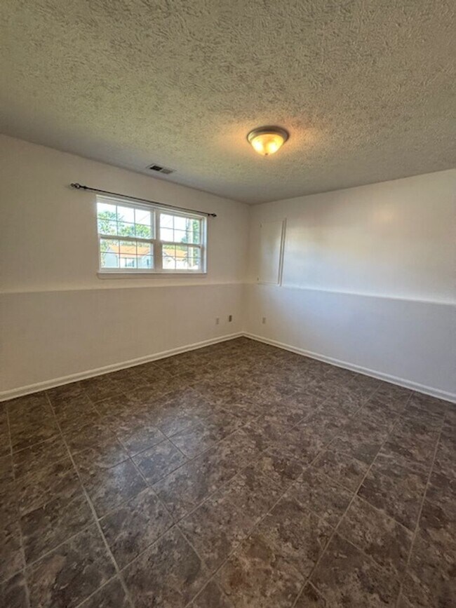 Building Photo - 210 Scarlet Ave