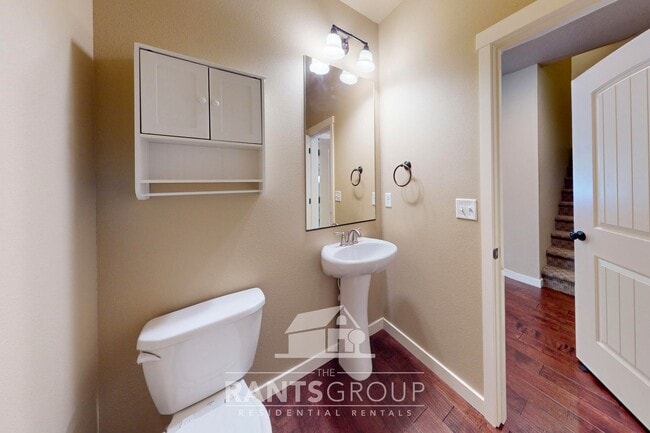 Building Photo - Beautifully upgraded townhome in a quiet L...