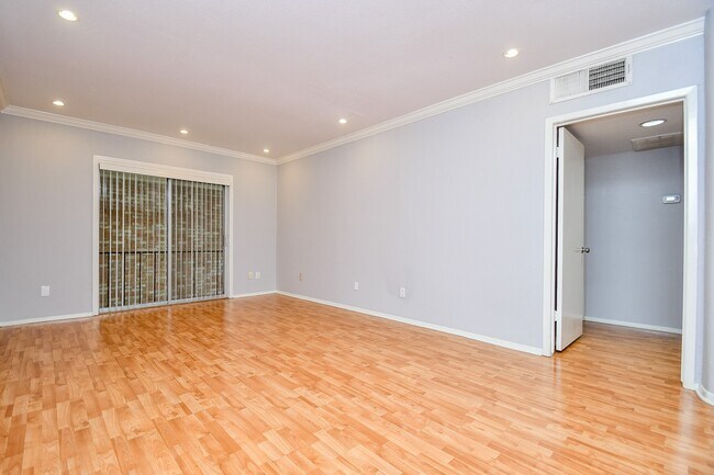 Building Photo - 2230 S Piney Point Rd