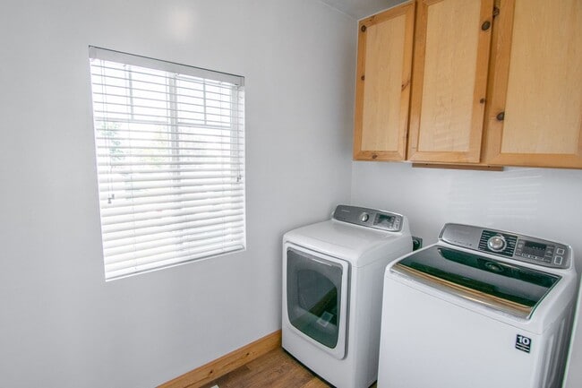 Building Photo - Gorgeous 3-Bed 2.5-Bath Home: w/ Tenant Oc...