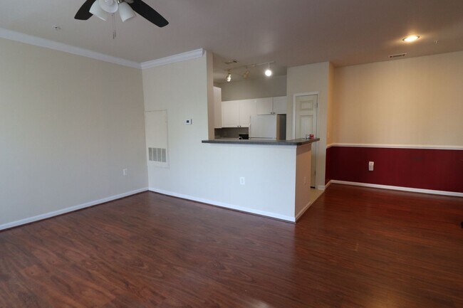 Building Photo - Rare 2BR 2BA 2 Level Condo With Garage
