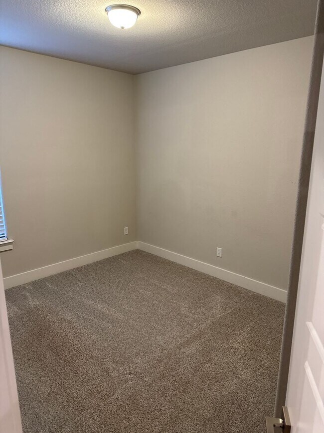 Building Photo - 3/2/2 MOVE IN SPECIALS -Great Location -