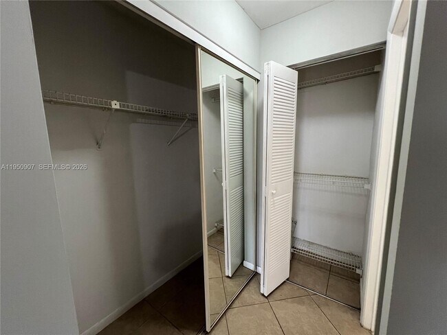 Building Photo - 809 NE 214th Ln