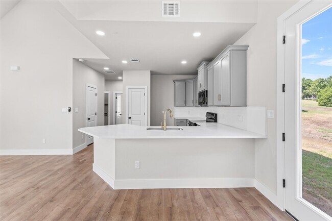 Building Photo - 2398 Valley Dr