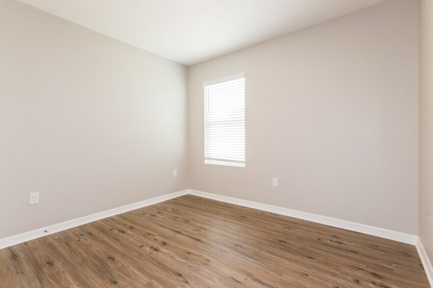 Building Photo - 16471 Little Garden Dr
