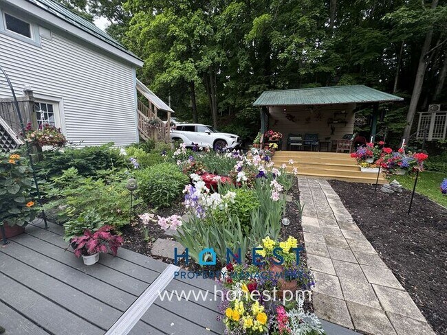 Building Photo - 5 Sheldon St