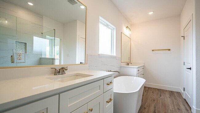 Building Photo - 2036 Salina Cir