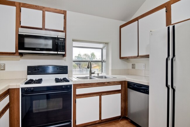 Building Photo - Cute 2 Bedroom Condo Steps Away from Endle...