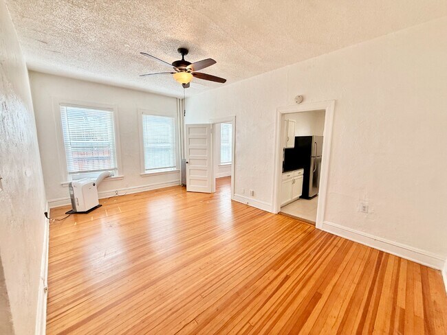 Building Photo - Gorgeous 1 Bed 1 Bath Apartment in Cap Hill! Available NOW!