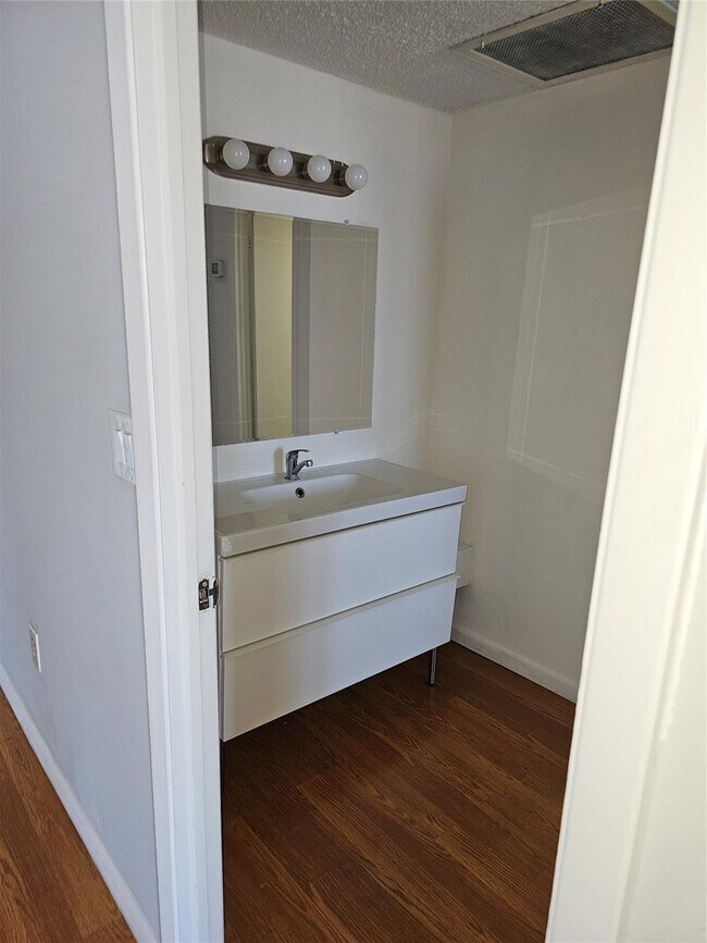 Building Photo - 500 Bayview Dr