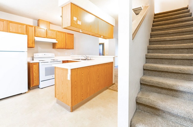 Building Photo - Rare 2 X 1.5 Townhome Availble in October