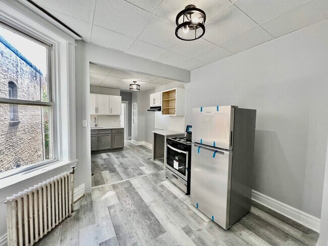 Primary Photo - 100 Romaine Ave
