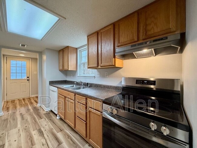 Building Photo - 17 Cole St