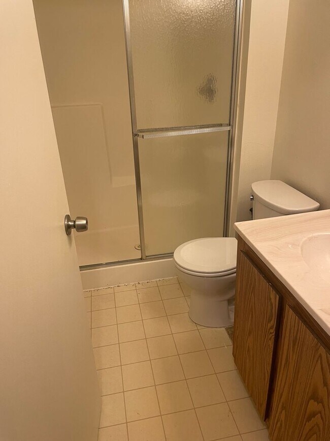 Building Photo - Two Bedroom, Two Bathroom Florida Rd Apt with Convenient Location!