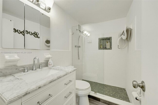 Building Photo - 1880 S Treasure Dr