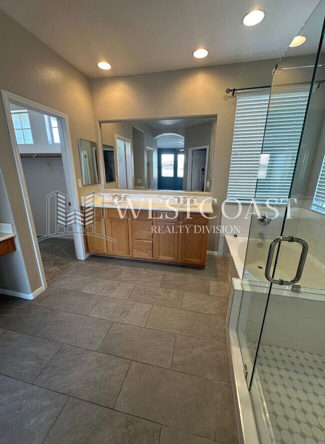 Building Photo - Bright & Spacious 4-Bed Townhome in Prime ...