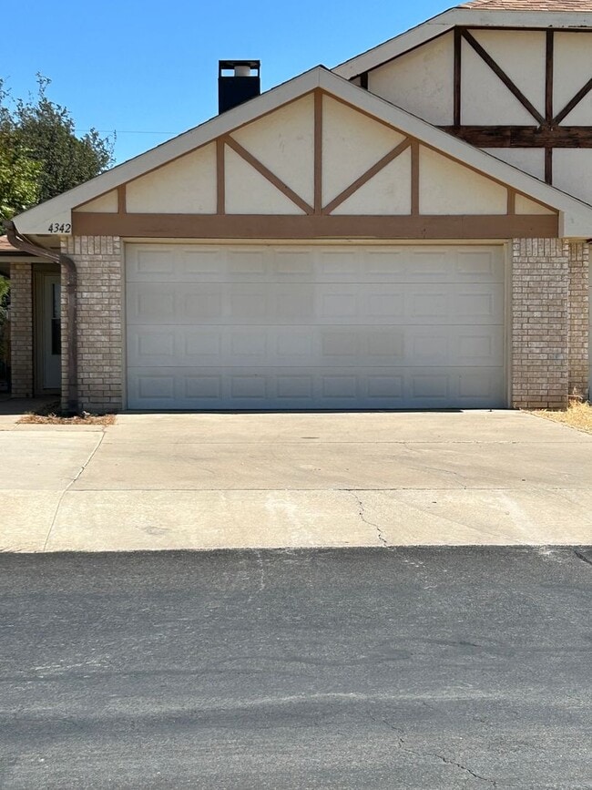 Primary Photo - Beautiful Duplex in Esmond Estates