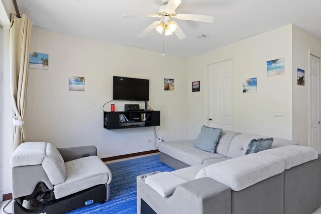 Building Photo - 9945 E Villa Cir