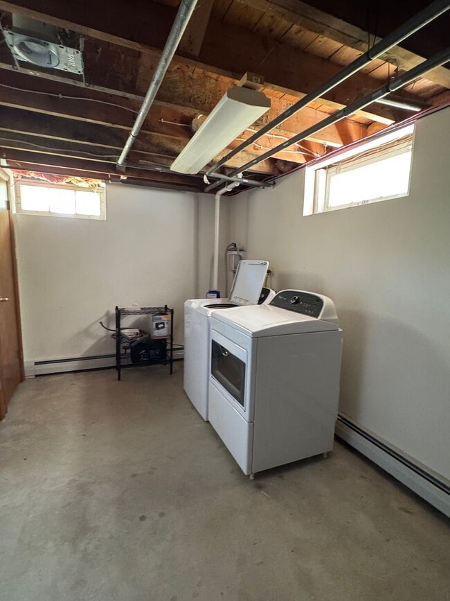 Building Photo - 2BR/1B House with Attached Garage for Rent!