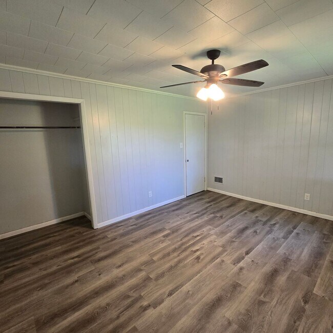 Building Photo - 3 Bed • 1 Bath • Stonework Home in Newark ...