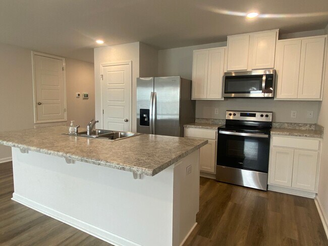 Building Photo - Efficient 4BR Living with Fenced Yard & Convenient Access