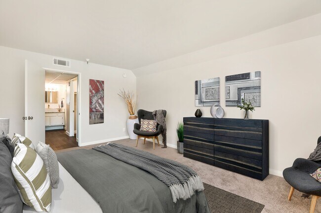 Building Photo - 5143 Bakman Ave