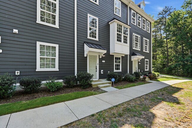 Building Photo - BEAUTIFUL TOWNHOME IN A GREAT AMENTIES!