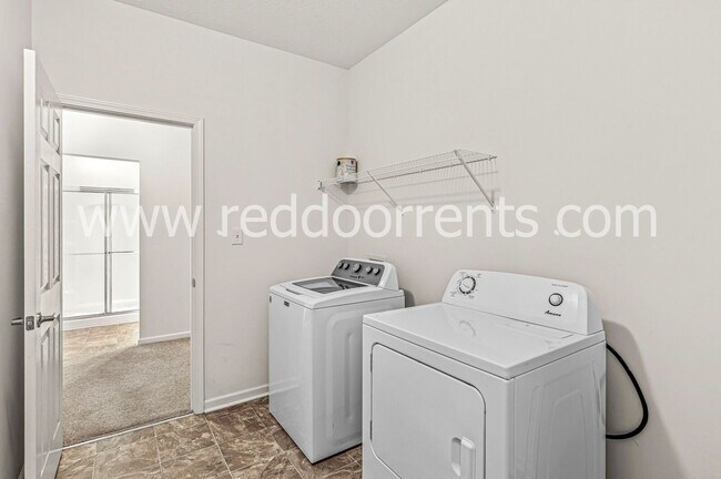 Building Photo - Family-Friendly Fortville Living