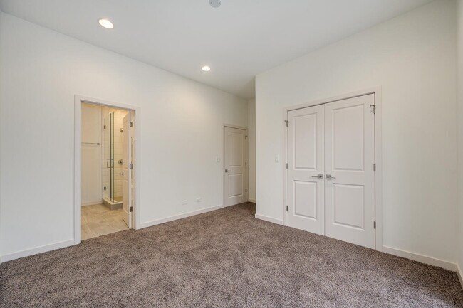 Building Photo - 4119 N Narragansett Ave