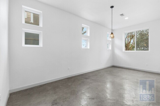 Building Photo - 1520 Parker Ln