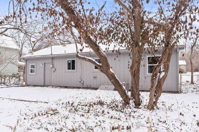 Building Photo - 2 Bedroom Home with Spacious Fenced In Yard!  1st Month's Rent is Free!*