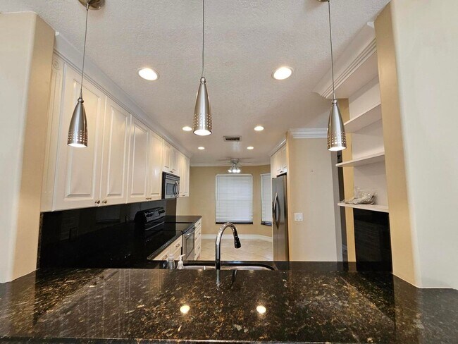 Building Photo - 7526 Pinewalk Dr S