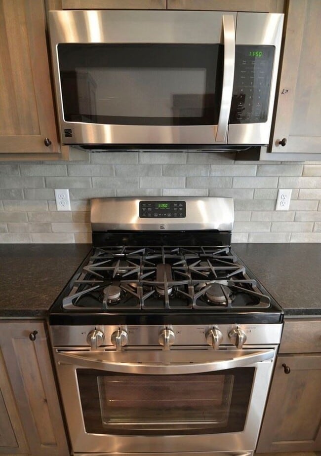 Building Photo - MOVE IN TODAY Beautiful 3 Bedroom 2 Bathroom Condo