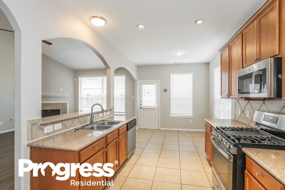 Building Photo - 4939 Forest Hurst Dr