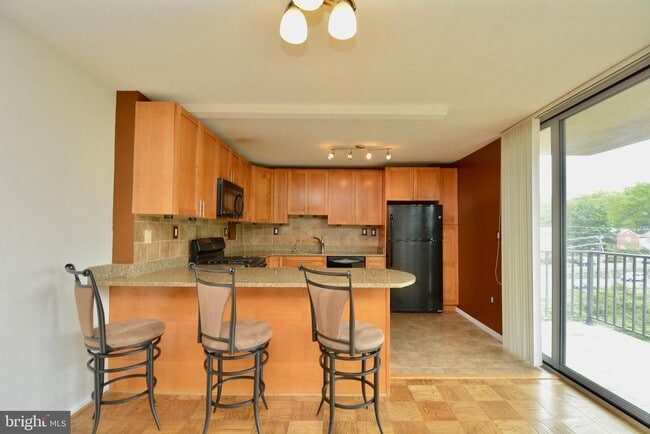 Building Photo - 4600 S Four Mile Run Dr