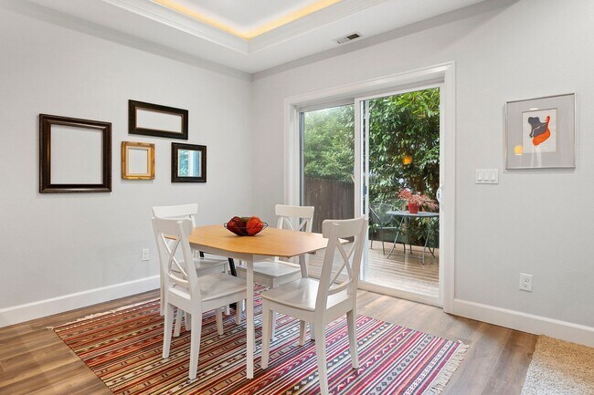 Building Photo - Beautiful 4-bdr/2.5 bath Hillsboro home w/ fireplace near nature area, Intel, Nike, and more