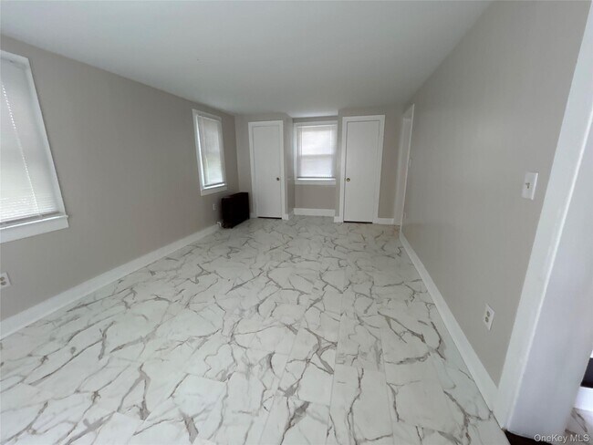 Building Photo - 5-5 Millerton Green Cir
