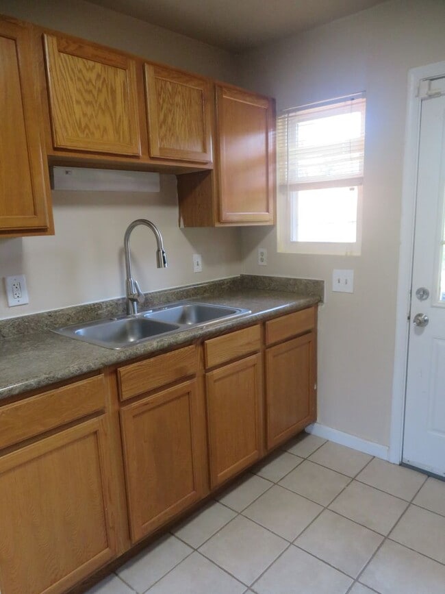 Building Photo - Colonial Heights Virginia