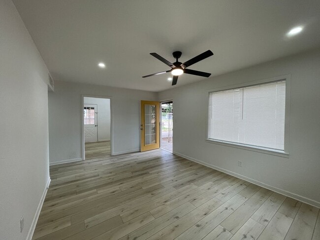 Building Photo - Fresh, Fun, 3-bed, 1-bath Lamesa Home